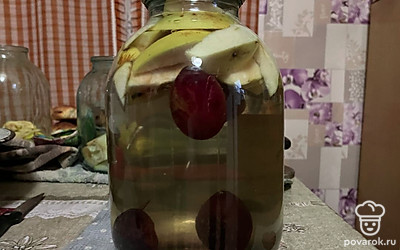 Залейте фрукты кипяченой водой с сахаром. Закрутите банку.