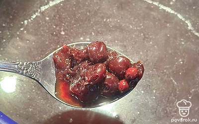 В кастрюлю наливаем воду, ставим на плиту на медленный огонь. Добавляем варенье и мед, варим 5 минут.