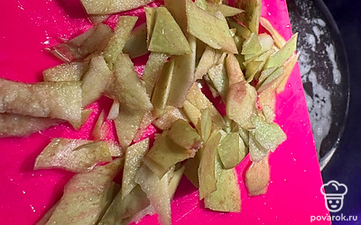 Добавляем мелко нарезанные яблоки. Варим 5 минут.