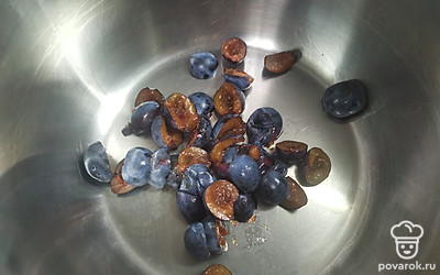 Терн я использую садовый, он достаточно крупный и сладкий. Хорошо его помыть и удалить косточки. Сложить в кастрюлю. 