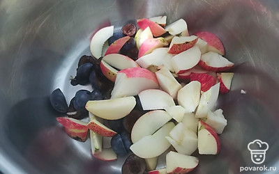 Добавить нарезанные дольками яблоки. 