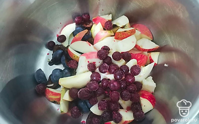 Положить вишню. Вишня у меня замороженная, так как когда спеет терн, вишня уже давно отошла. 