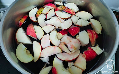 Залить фрукты водой и варить на небольшом огне 25 минут. 