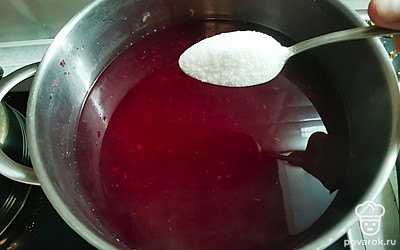 Удалить все вываренные фрукты шумовкой и добавить сахар. 