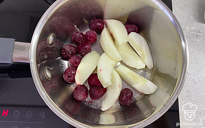 Яблоко очистить от кожуры и нарезать крупными дольками. Положить яблоко в ковш и добавить туда вишню.