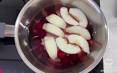 Залить яблоко и вишню холодной водой, поставить на медленный огонь.