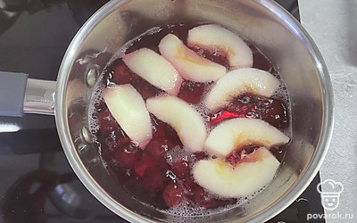 Довести компот до кипения и выключить нагрев.