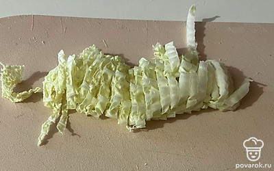 Листья салата нарежьте соломкой. 