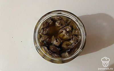 Подготовьте шпроты. Откройте банку. 