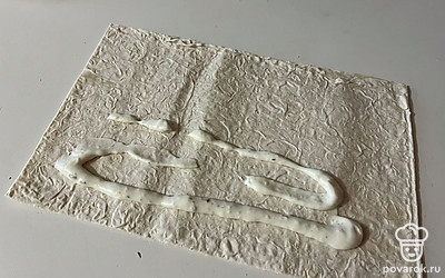 Лаваш смажьте соусом. 