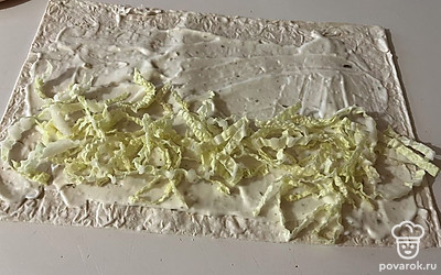 На соус выложите листья салата. 