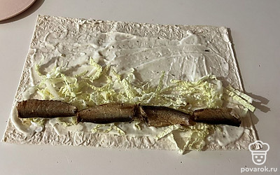 На листья поместите шпроты. 