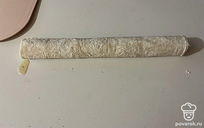Заверните начинку в лаваш. 