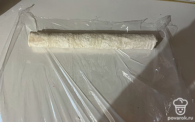 Ролл заверните в пленку. Уберите в холодильник минимум на 10 минут. 