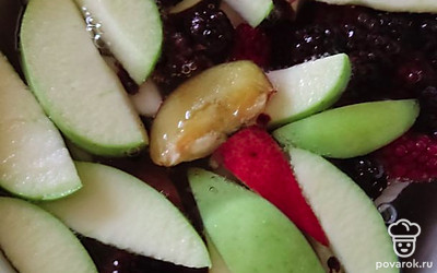 Как только вода в кастрюле закипит, добавим сахар. Когда сахар растворится в воде и закипит, добавим нарезанные фрукты и ежевику. После закипания будем варить на медленном огне около 5 минут. Затем выключим газ и дадим настояться компоту 20 минут. 