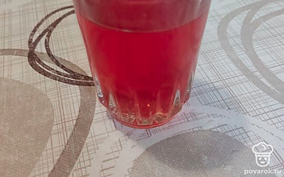 Дадим компоту остыть и разольем по стаканам. По желанию можно добавить кусочки льда.