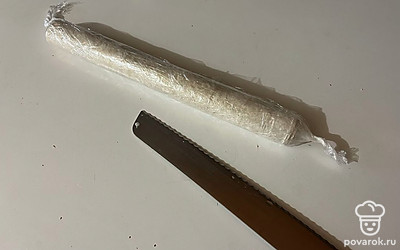 Готовый ролл нарежьте на порции. 