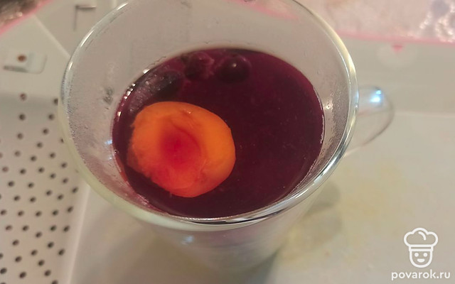 Компот из абрикосов и черной смородины — Рецепт с фото