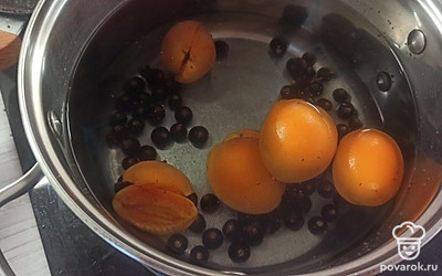 Заливаем все водой и ставим на средний огонь. Как только вода закипит, снимаем кастрюлю с плиты и даем компоту немного настояться. 