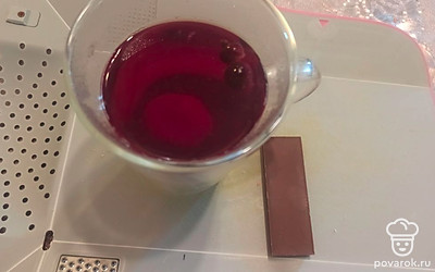 Подаем компот с шоколадом. 