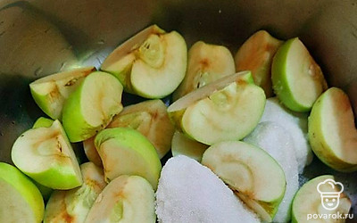 В кастрюлю высыпать сахарный песок, нарезать яблоки. 