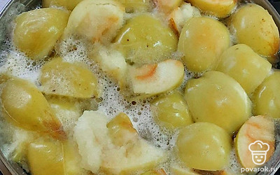 После закипания варить еще пять минут. Дать компоту остыть.