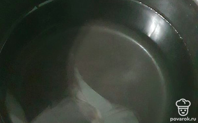 В кастрюлю набираем воду, доводим ее до кипения.