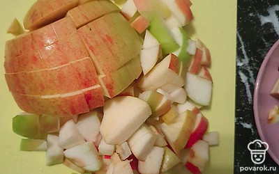 Яблоки нарезаем кубиками и перекладываем в кастрюлю.