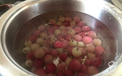Ягоды промойте и залейте 1 литром воды.