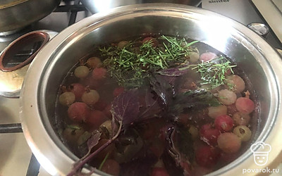 Как закипит, всыпьте сахар, положите эстрагон и базилик. Кипятите еще 5-7 минут.