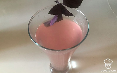 Разлейте в стаканы, украсив веточкой базилика.