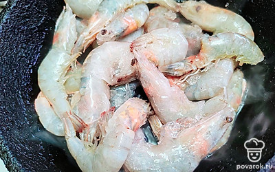 Возьмите белоногие креветки, разморозьте их. Выложите на сухую сковородку и включите плиту. Они дадут воду, ее нужно слить. 