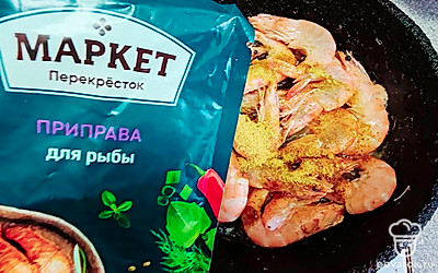 Налейте масло, добавьте приправы для рыбы. Жарьте креветки до красного цвета и желаемой корочки (примерно 5 минут).