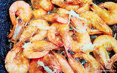 Добавьте натертый на мелкой терке чеснок. Все тщательно перемешайте. 