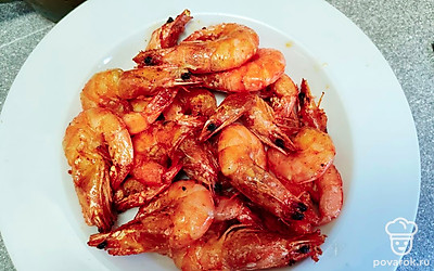 Выложите креветки на блюдо для подачи.