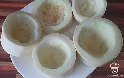 Нарежьте кабачки. Сердцевину аккуратно удалите при помощи ножа и ложки. Обязательно оставьте донышко.