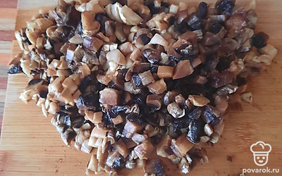 Шампиньоны мелко нарежьте и обжарьте на растительном масле.