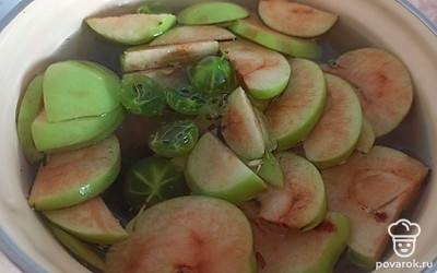 Добавьте порезанные на половинки ягоды крыжовника, доведите компот до кипения (10 минут). 