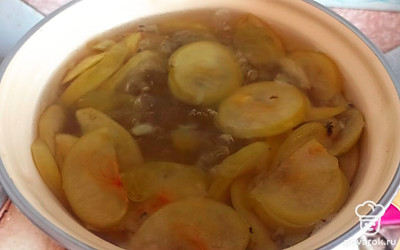 Добавьте сахар и дайте настояться. 