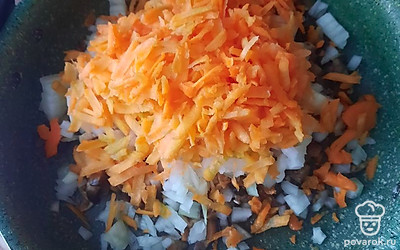Следом добавьте тертую морковь и сметану. Обжаривайте все вместе в течение 7 минут.