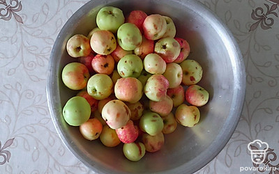 Хорошо вымойте яблоки.