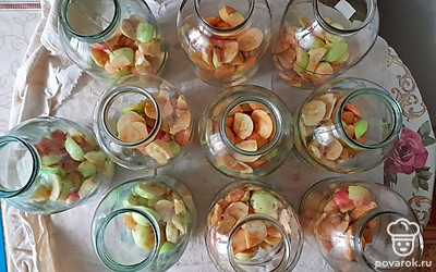 Удалите из яблок сердцевину и нарежьте на ломтики среднего размера. Разложите яблоки по чистым сухим трехлитровым банкам.