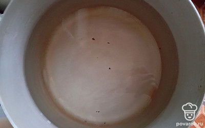 В большие кастрюли налейте воду. На 10 банок понадобится 30 литров воды.