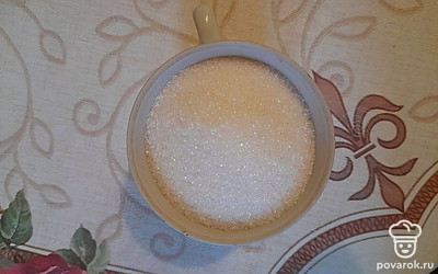 Всыпьте сахарный песок и проварите сироп около минуты.
На одну трехлитровую банку понадобится 400 грамм сахара.