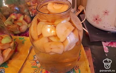Залейте яблоки сиропом.