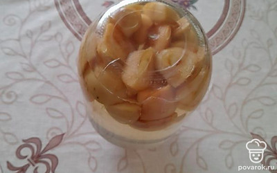 Переверните банку и оставьте в таком положении до полного остывания.