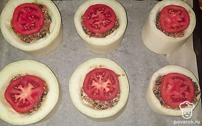 Сверху выложите ломтики помидора.