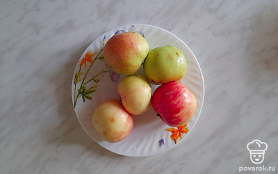 Тщательно вымойте яблоки. 