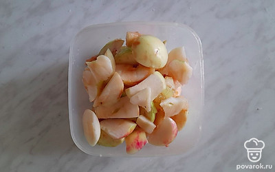 Нарежьте дольками, предварительно удалив сердцевину. 