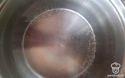 Налейте воду в кастрюлю и поставьте на огонь.